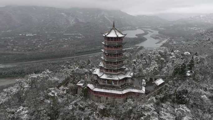 雪后的成都都江堰宝瓶口玉垒阁