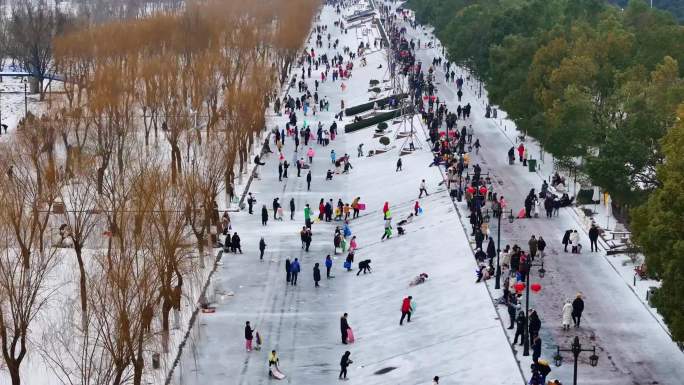 航拍欢乐武汉江滩滑梯滑雪特写