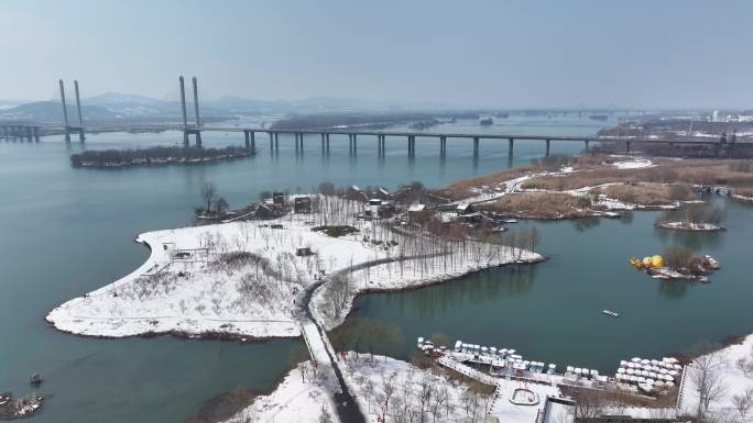 航拍襄阳汉江月亮湾湿地公园冬天雪景风光