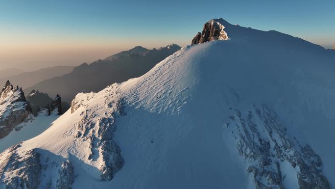 哈巴雪山山顶航拍