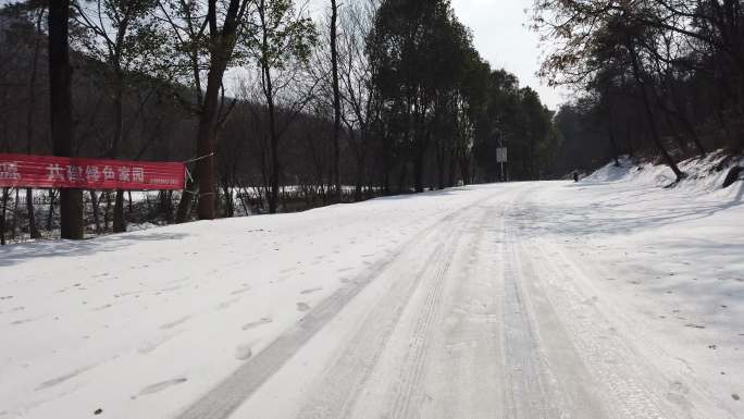 冰雪道路第一视角驾驶襄阳鹿门山风景区风光