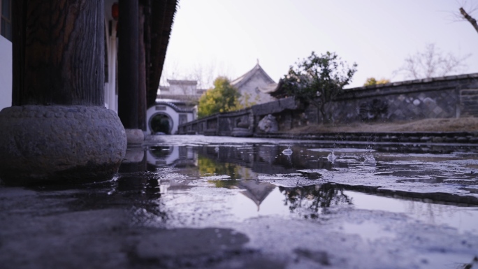 唯美下雨中古代中式宅院园林滴水倒影水滴