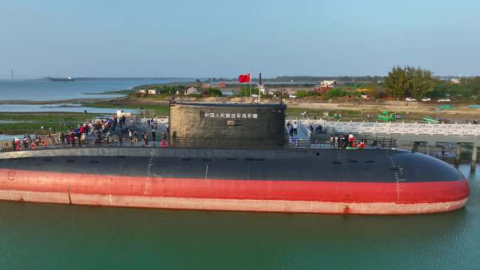 航拍湛江退役基洛级潜艇开放参观现场