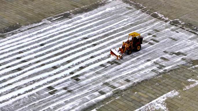 广场清雪作业