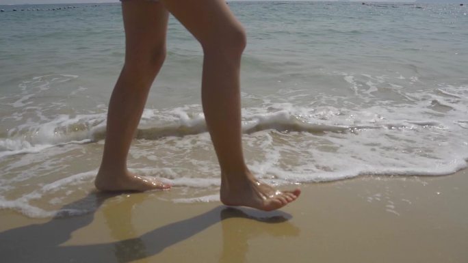 赤足 沙子 柔软步行 海边脚步 海浪