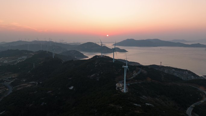 福建平潭夕阳余晖海上风车延时摄影