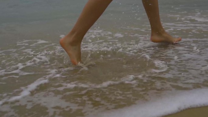 小孩海边跑步 脚步 脚步 踩水特写