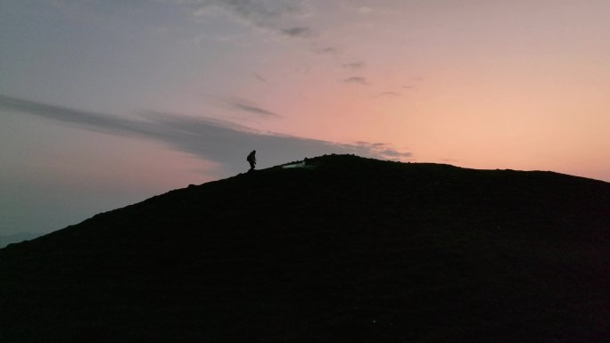 原创人行走在山峰上