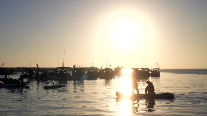 4K慢动作夕阳大海渔船氛围风景