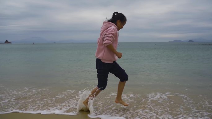 小女孩在海边 快乐 奔跑 释放压力