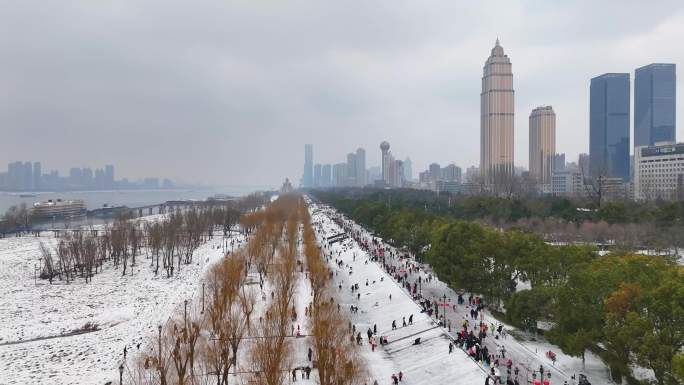 航拍武汉汉口江滩滑雪大景