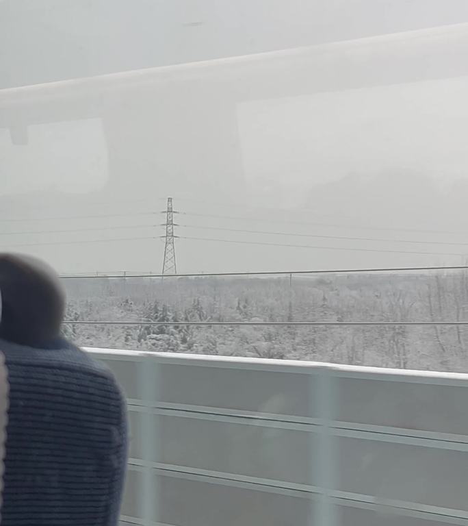 冬日外出旅行高铁雪景