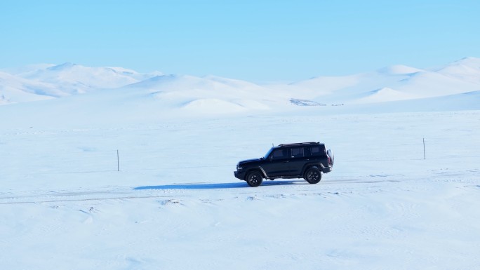 冰天雪地汽车公路行驶