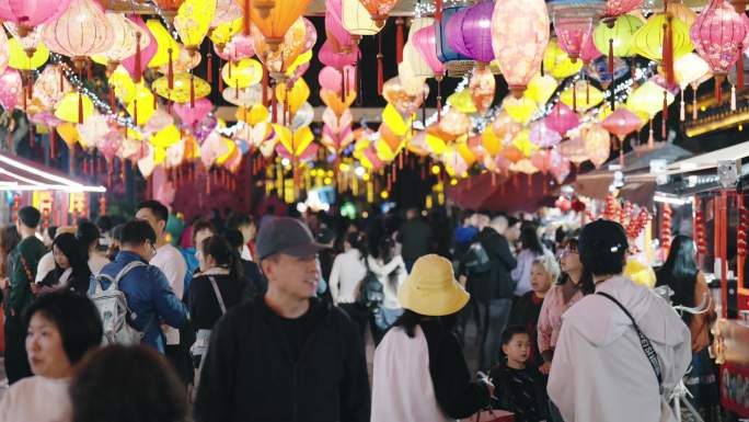 元宵节春节看花灯的人群