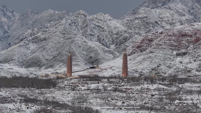 贺兰山雪景拜寺口双塔01