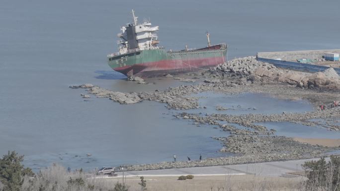 航拍威海经区崮山奔腾码头宏阔2号搁浅货轮