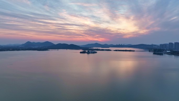 徐州市云龙湖风景区平静湖面夕阳