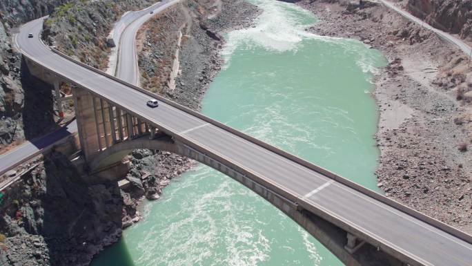 【航拍】俯拍汽车驶过峡谷桥梁4K60帧