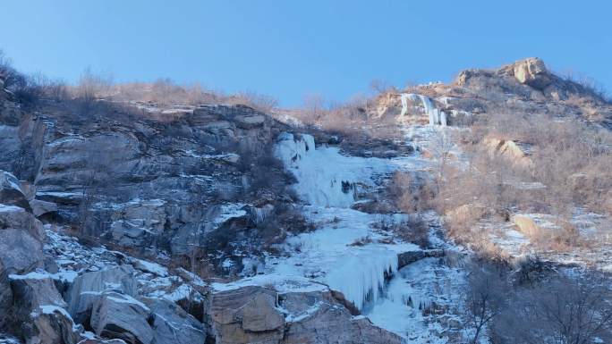 冬日的雪山与冰挂