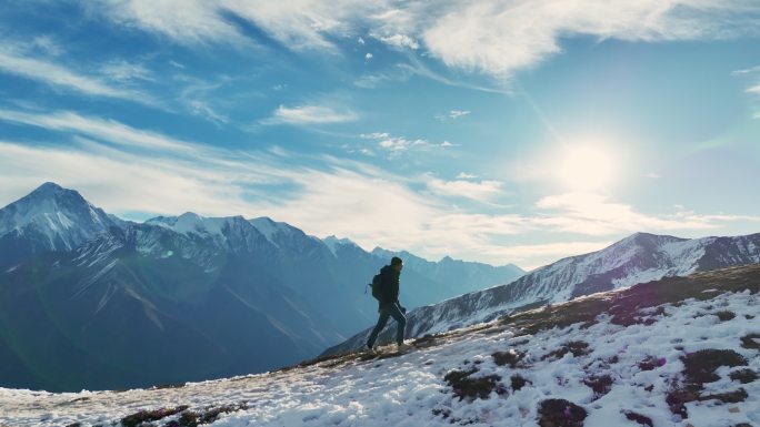 户外爱好者在川西子梅垭口爬山，登山