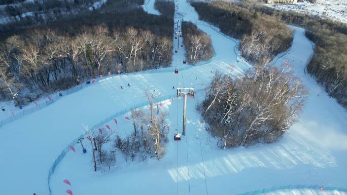 冬天长白山滑雪场人群跟拍