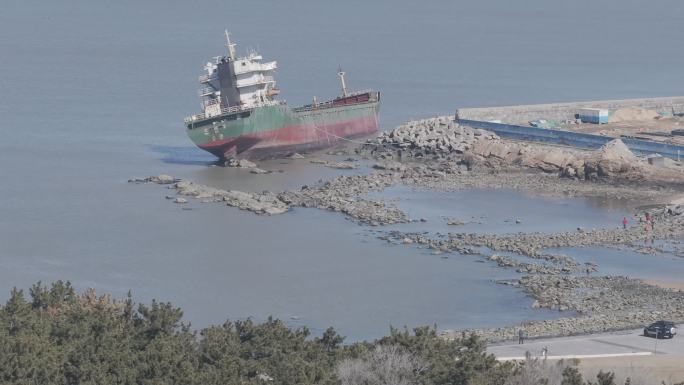 航拍威海经区崮山奔腾码头宏阔2号搁浅货轮