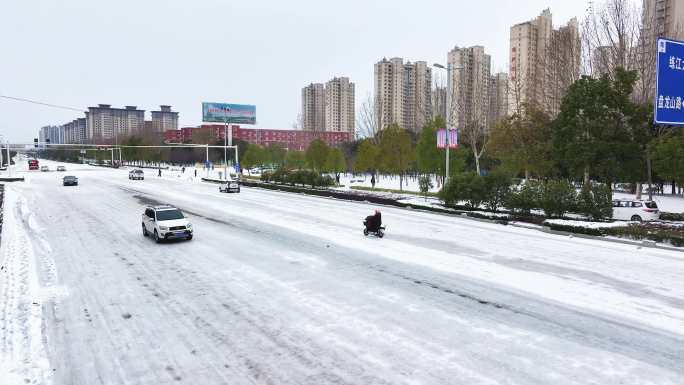 汽车在积雪的道路上行驶 雪后城市交通