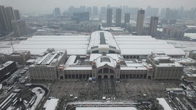 武汉市冻雨加暴雪 大量旅客滞留 汉口站