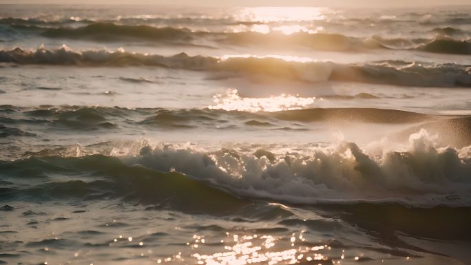 太阳光照耀在海浪上