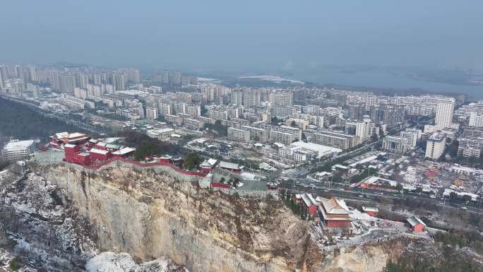 航拍襄阳真武山道观冬天雪景城市建筑风光