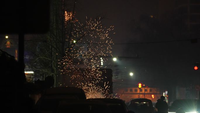 过年人间烟火气 正月十五放烟花