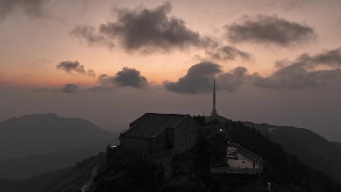 日出时分湖南衡山祝融峰上的古建筑和发射塔