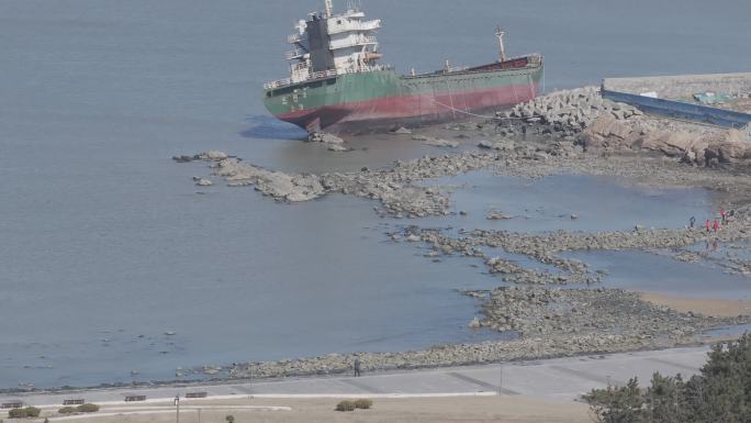 航拍威海经区崮山奔腾码头宏阔2号搁浅货轮