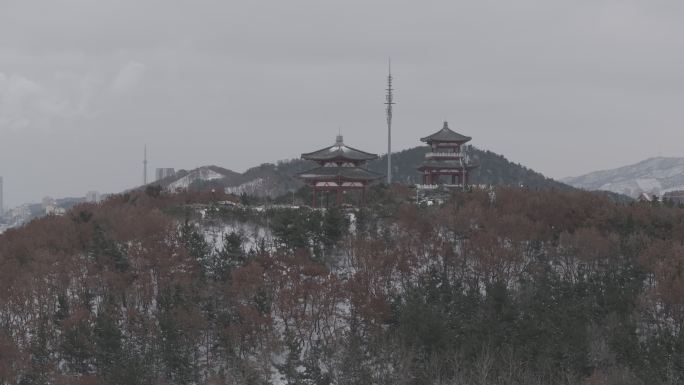 航拍威海市高区笔架山文体公园山顶凉亭雪景