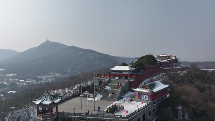 航拍襄阳真武山道观冬天雪景城市建筑风光