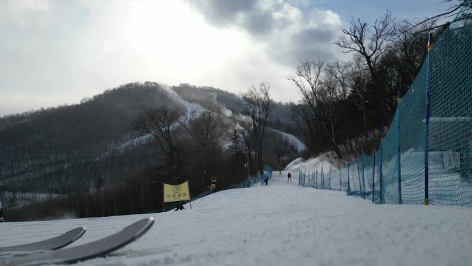 冬天长白山滑雪场人群跟拍