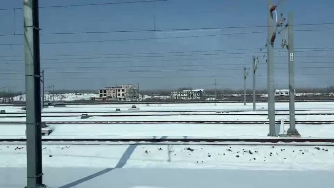 乘坐高铁时的窗外雪景