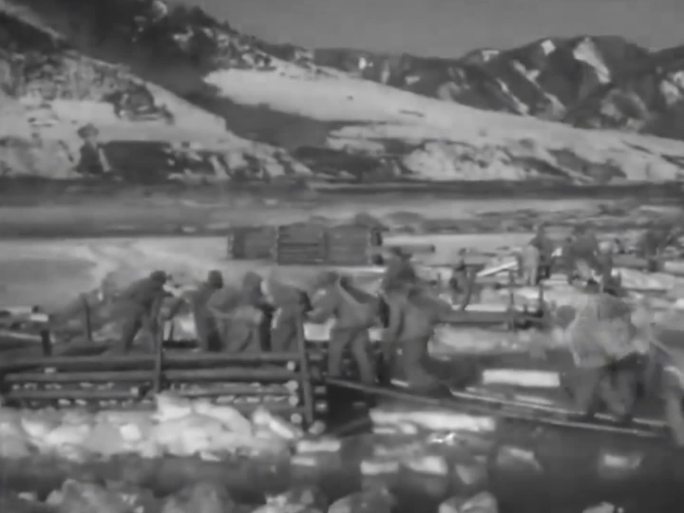 抗美援朝志愿军凿冰修复桥梁运输线影像2