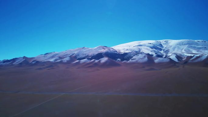 航拍新疆雪山