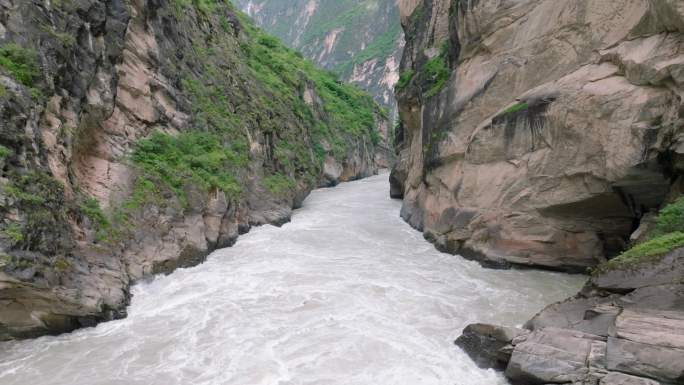 航拍金沙江虎跳峡峡谷美景