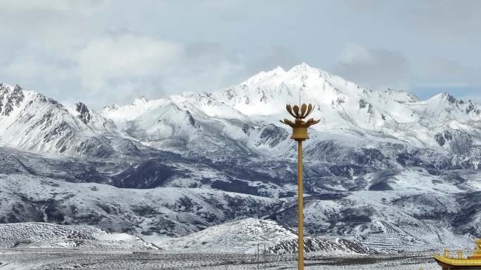 川西塔公草原雪山航拍美景