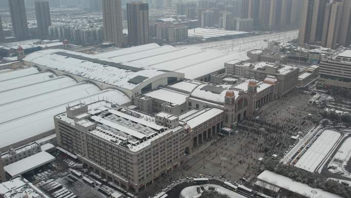 武汉市冻雨加暴雪 大量旅客滞留 汉口站