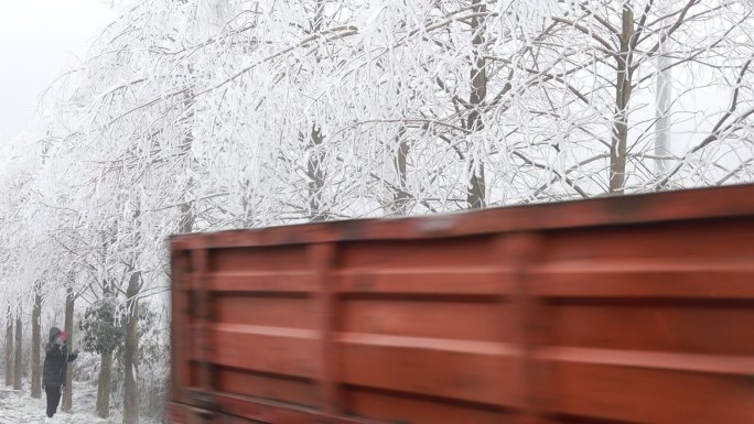 冬天雪景公路汽车