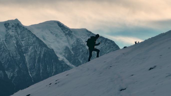 户外爱好者在爬山雪山登山升格，逆光人物