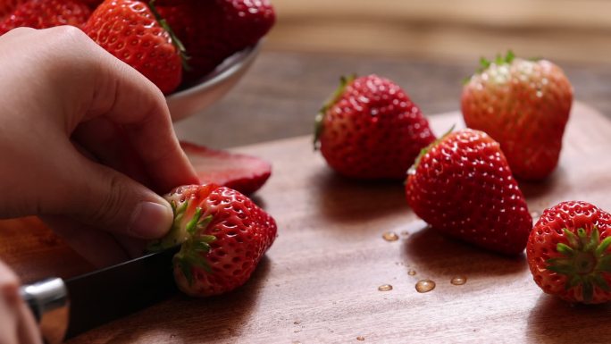 切开高品质水果草莓