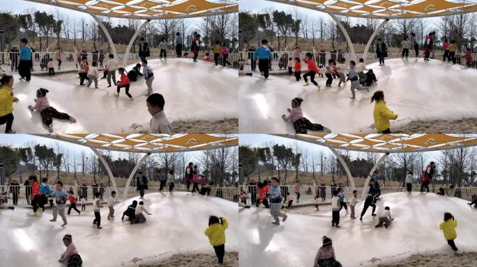 城市公园里的免费游乐场，聚集了儿童玩耍