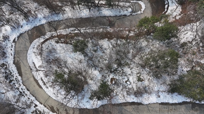 航拍雪山小路山林山路冬天雪景爬山自然风光