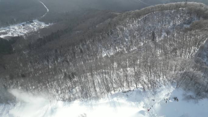 冬天长白山滑雪场人群跟拍