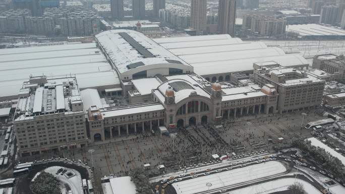 武汉市冻雨加暴雪 大量旅客滞留 汉口站