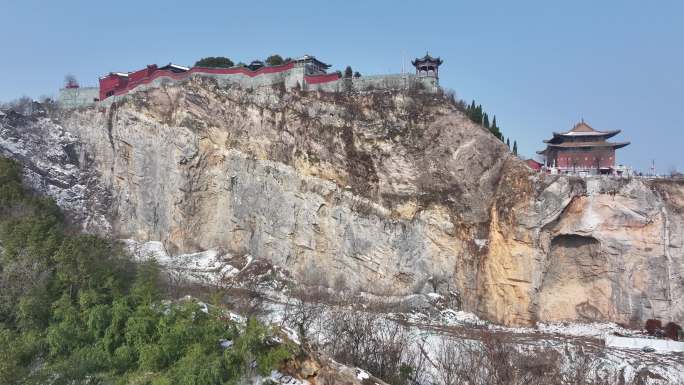 航拍襄阳真武山道观冬天雪景城市建筑风光